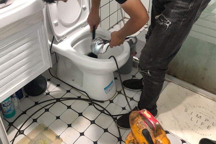 策勒疏通下水道