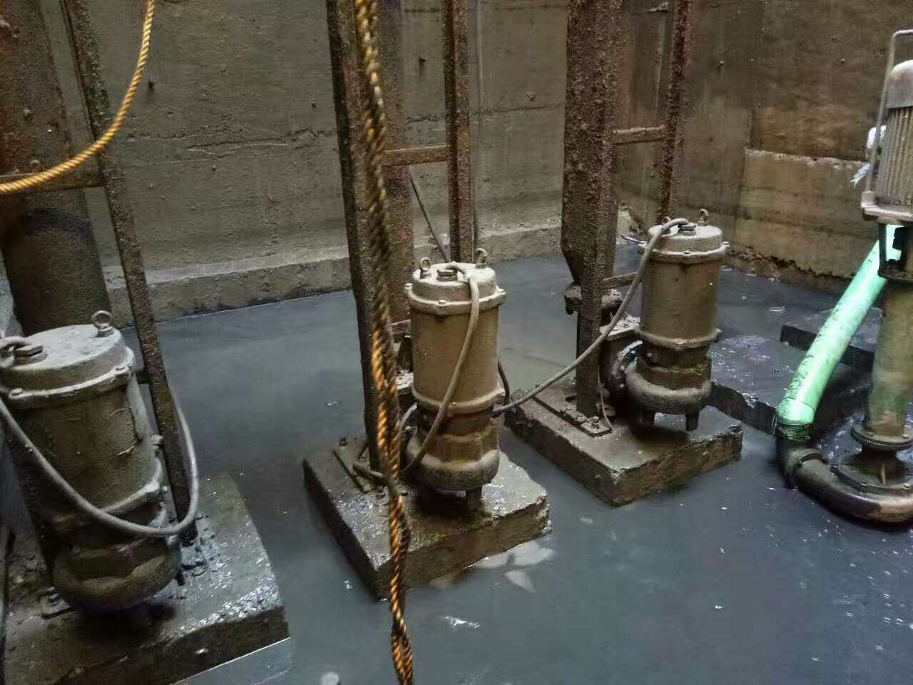 策勒污水池清理