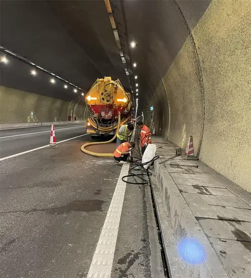 策勒隧道排水渠清淤